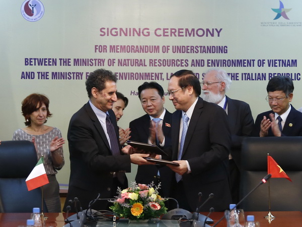 Bộ TN&MT Việt Nam và Bộ Môi trường, Đất đai và Biển Italia ký kết Bản ghi nhớ trong lĩnh vực biến đổi khí hậu